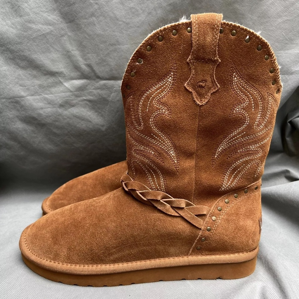 Wrangler Lamo cowboy Ugg style boots